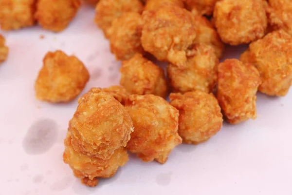 Nuggets de pollo frito deliciosos en la comida callejera — Foto de Stock