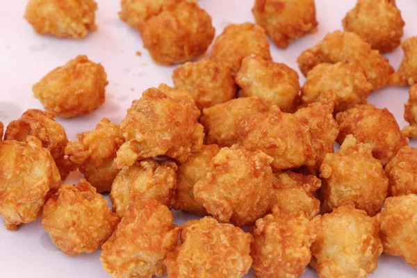 Nuggets de pollo frito deliciosos en la comida callejera —  Fotos de Stock