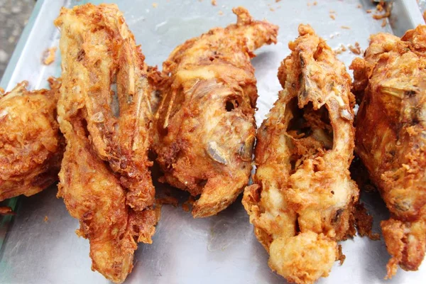 Жареная курица очень вкусна в уличной еде — стоковое фото