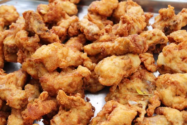 El pollo frito es delicioso en comida callejera —  Fotos de Stock
