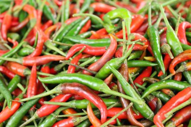 Sokak gıda yemek pişirmek için taze biber