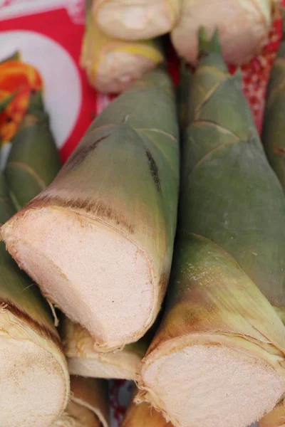 Tatlı bambu markette yemek pişirmek için ateş — Stok fotoğraf