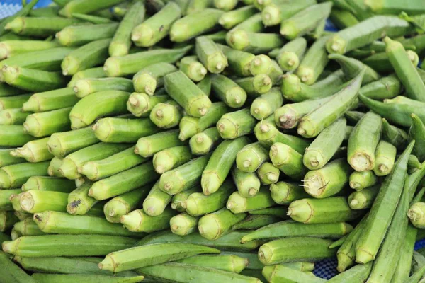 Okra fresca para cocinar en la comida callejera —  Fotos de Stock