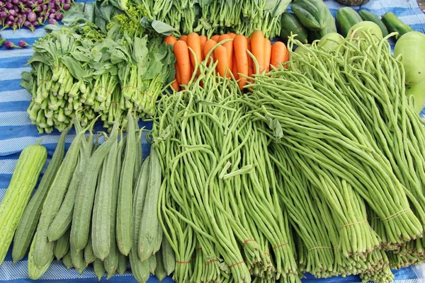 Légumes frais mélangés pour cuisiner sur le marché — Photo