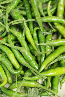 Sokak gıda yemek pişirmek için taze biber