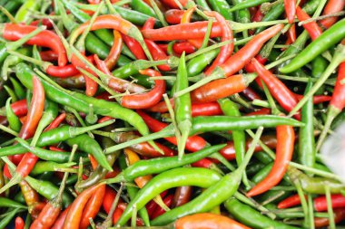 Sokak gıda yemek pişirmek için taze biber