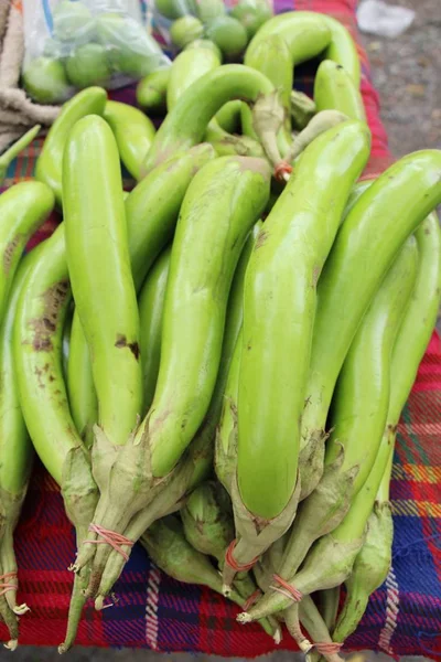 Berenjena fresca verde orgánica en la comida callejera —  Fotos de Stock