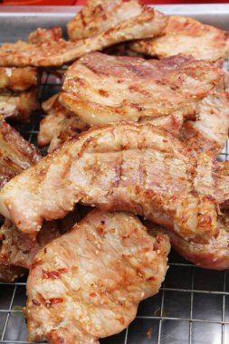 Kavrulmuş domuz sokak gıda lezzetlidir