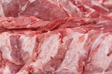 Sokak gıda yemek pişirmek için çiğ domuz eti