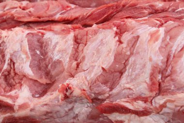 Sokak gıda yemek pişirmek için çiğ domuz eti