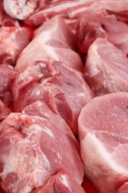 Sokak gıda yemek pişirmek için çiğ domuz eti