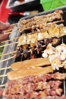 Kavrulmuş domuz sokak gıda lezzetlidir