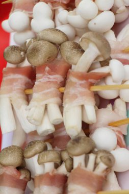 Pastırma mantar lezzetli sokak gıda sarılmış.