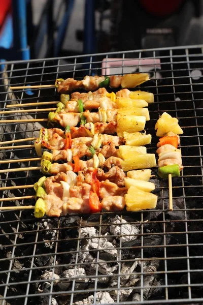 Barbecue de porc grillé délicieux dans la nourriture de rue — Photo