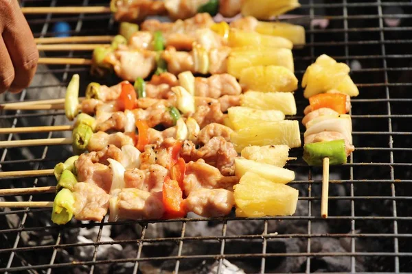 Barbacoa de cerdo a la parrilla deliciosa en comida callejera — Foto de Stock