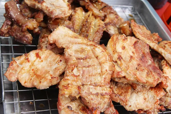 El cerdo asado es delicioso en la comida callejera —  Fotos de Stock