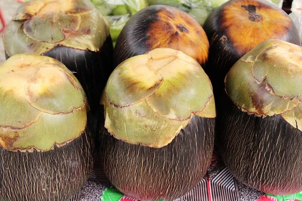 Grok palm vruchten heerlijk op straat eten — Stockfoto