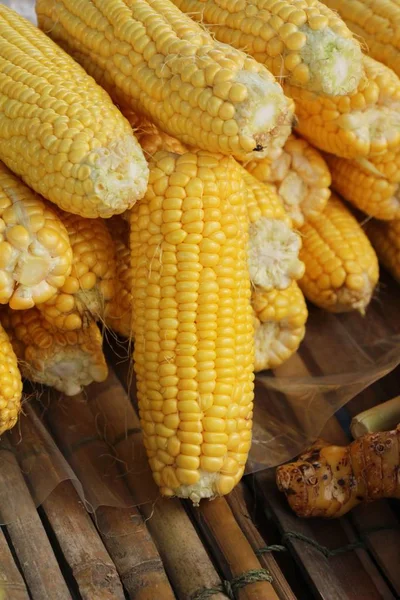 Maiskolben schmeckt beim Streetfood — Stockfoto