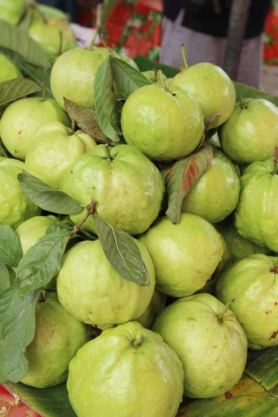 La fruta de guayaba es deliciosa en la comida callejera — Foto de Stock