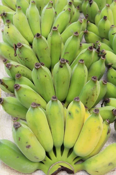 El plátano fresco es delicioso en el mercado —  Fotos de Stock