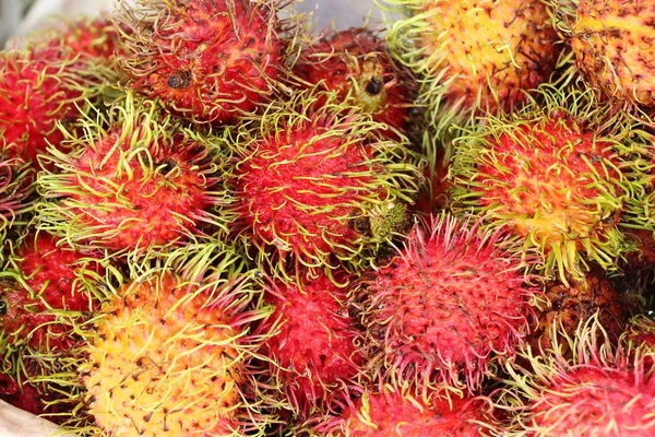 Rambután de frutas dulces delicioso en el mercado —  Fotos de Stock