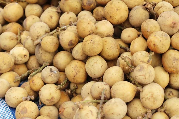 Frutta longkong è delizioso al cibo di strada — Foto Stock