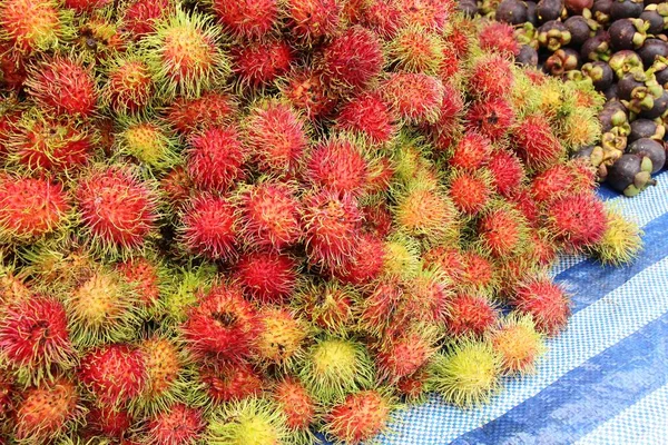 Rambután de frutas dulces delicioso en el mercado —  Fotos de Stock