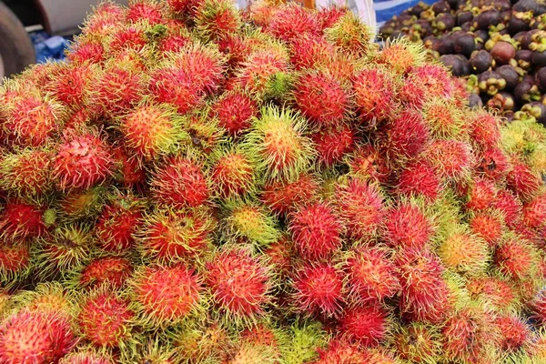 Frutas doces rambutan delicioso no mercado — Fotografia de Stock