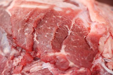 markette yemek pişirmek için ham sığır eti