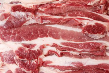 Sokak gıda yemek pişirmek için çiğ domuz eti