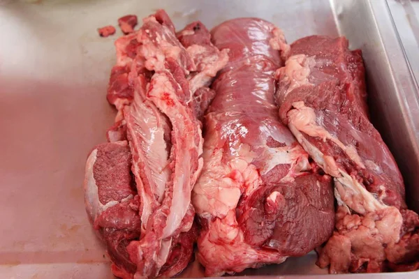 Carne cruda para cocinar en el mercado — Foto de Stock