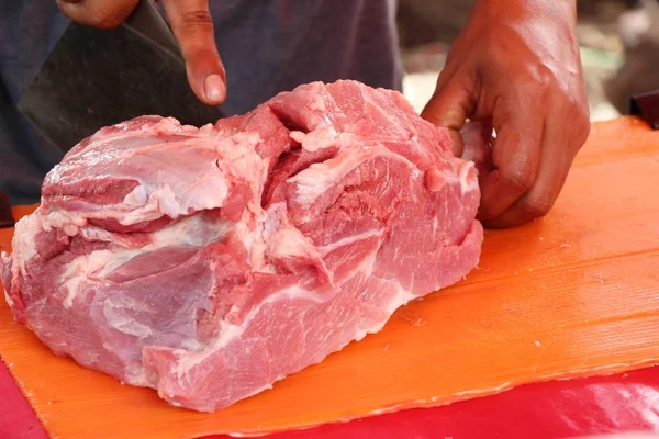 屋台で調理するための生の豚肉 — ストック写真