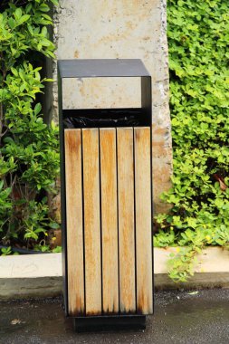 Parktaki eski vintage ahşap çöp tenekesi