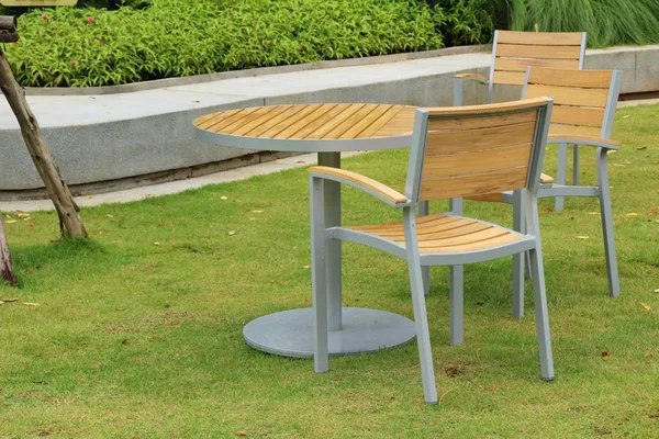 Set stoelen voor vintage style in tuin — Stockfoto