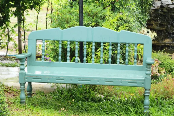 Set stoelen voor vintage style in tuin — Stockfoto