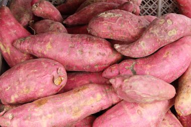 Pazarda yemek pişirmek için taze yer elması