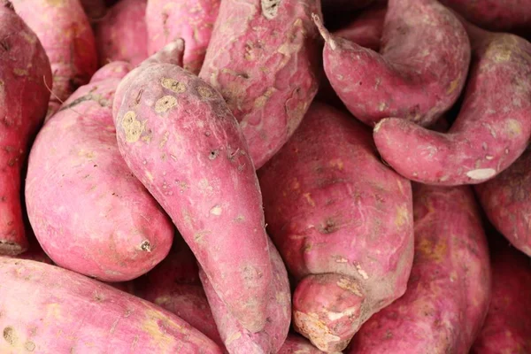 Frische Süßkartoffeln zum Kochen auf dem Markt — Stockfoto