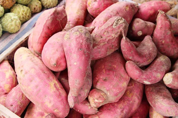 Verse garens voor het koken op de markt — Stockfoto