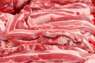 Sokak gıda yemek pişirmek için çiğ domuz eti