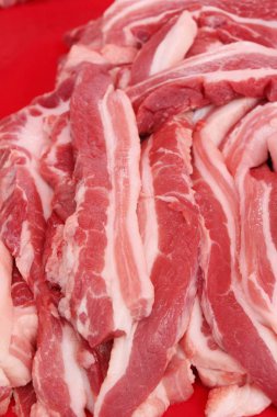 Sokak gıda yemek pişirmek için çiğ domuz eti