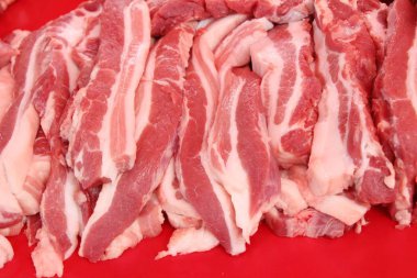 Sokak gıda yemek pişirmek için çiğ domuz eti