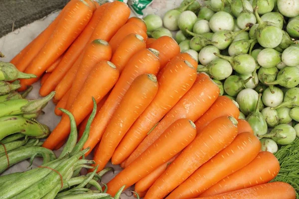 新鲜有机胡萝卜在市场上烹饪 — 图库照片