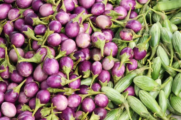 Aubergine fraîche violette bio à la street food — Photo