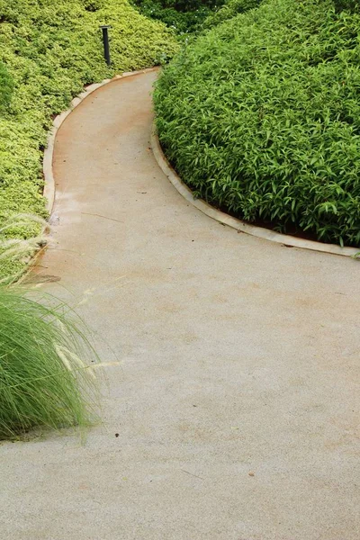 Tuin lopen weg met steen in de natuur — Stockfoto