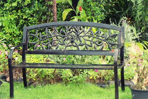 Conjunto de cadeiras de estilo vintage no jardim — Fotografia de Stock
