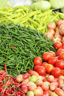 Sokak gıda yemek pişirmek için taze biber