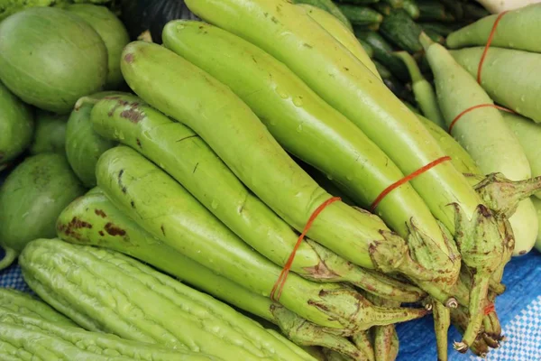 Berinjela fresca orgânica verde em comida de rua — Fotografia de Stock