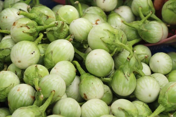 Verse aubergine groen organische op straat eten — Stockfoto