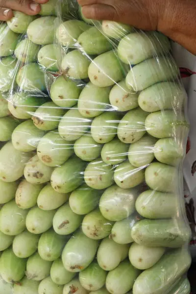 Frische Gurken zum Kochen auf dem Markt — Stockfoto