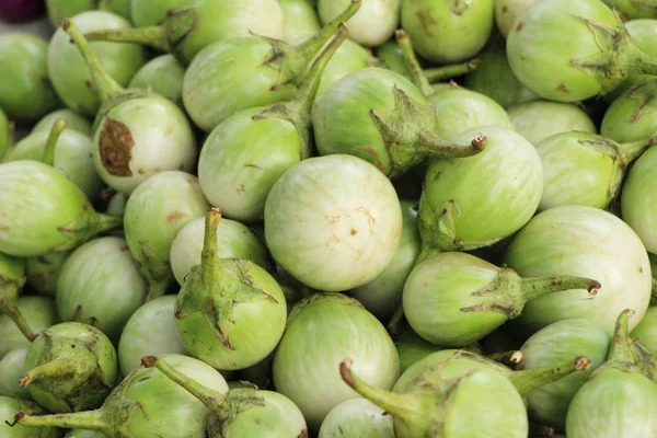 Verse aubergine groen organische op straat eten — Stockfoto